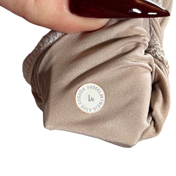 Lululemon Hotty Hot Short 4" *Logo - Picture 8 of 8